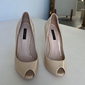 Dolce and Gabbana open toe pumps in patent leather and beige color. Size 6.5